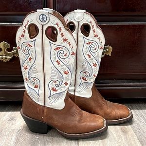Tony Lama Square Toe cowboy boots, Size 8B.